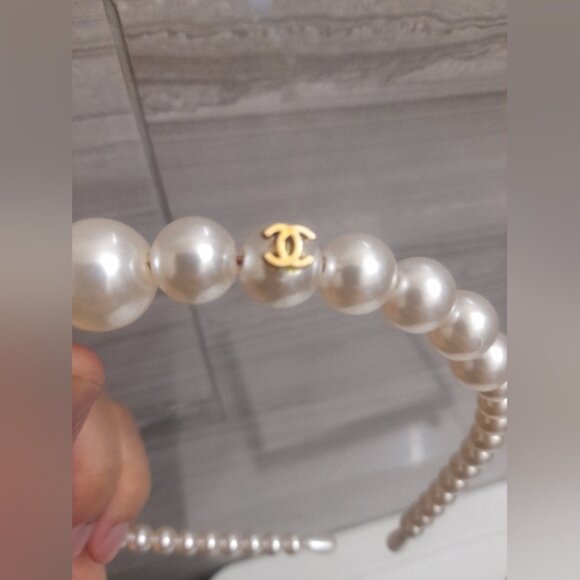 Chanel Pearl Headband - Elegant White Accessory - Picture 3 of 15